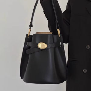 Bolso de hombro de cuero Vintage Voyage Retro Revival Hardware antiguo Acabado envejecido Formas clásicas Encanto nostálgico Estilo patrimonial - Product Image 1