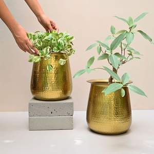 Jardinière en laiton durable fabriquée à la main avec des motifs traditionnels, idéale pour les maisons à la recherche de pièces de décoration d'inspiration vintage - Product Image 2