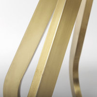 Table de salle à manger moderne en marbre blanc de haute qualité avec base en métal façonnée, finition laiton électroplaqué, pliable, 4 places