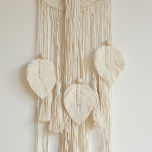 Suspension murale en macramé ronde faite à la main avec des glands, adaptée à la décoration bohème et au style mural moderne, en provenance d'Inde - Product Image 2