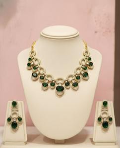 Collier pendentif halo vert émeraude magnifique de fournisseur indien avec un ensemble de boucles d'oreilles assorties pour les tenues de mariage au prix d'exportation - Product Image 1