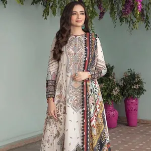חליפה פקיסטנית לוורי אשר מעוטרת להפליא בהדפסים דיגיטליים, רקמת קלף ותחרה
