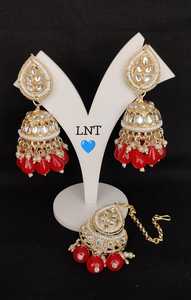 DERNIÈRE CONCEPTION INDIENNE TRADITIONNELLE ET À LA MODE AVEC BOUCLES D'OREILLES EN PERLES BOUCLES D'OREILLES CHANDELIER ENSEMBLE MANGTIKKA POUR FEMMES ET FILLES - Product Image 3