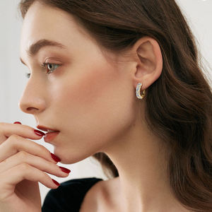 ต่างหูเม็ดเพชรประกายที่มีคุณภาพหรูหราพร้อมฐานสีโรสโกลด์และการออกแบบที่เป็นเอกลักษณ์สำหรับผู้หญิงผิวบอบบางใช้ส่งออกจำนวนมาก - Product Image 5