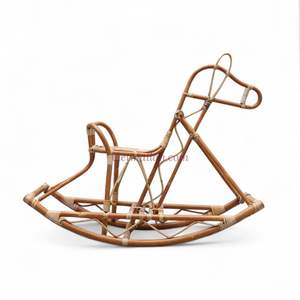 Chaise à bascule en rotin naturel faite à la main pour les tout-petits et les chambres d'enfants en provenance du Vietnam - Product Image 2