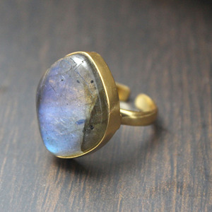 Delicado diseño de moda piedra labradorita Natural forma elegante 24K oro galvanizado mujeres joyería anillo para compromiso al por mayor - Product Image 1