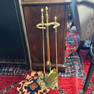 Juego de herramientas de fuego de latón vintage con acabado antiguo y mangos elegantes perfectos para la decoración clásica de la chimenea y el estilo del hogar - Product Image 4