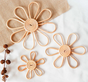 Juego de decoración de pared de flores de margaritas de ratán de 3 piezas bohemias modernas, colgante de bambú artesanal para dormitorio, planta Vertical y diseño de arcoíris - Product Image 2