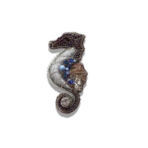 Broche bordado de caballito de mar bordado a mano y broche de moda con cuentas de alambre de lingotes - Product Image 1