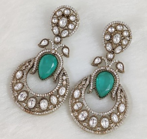 Pendientes Tradicionales Indios de Lujo para Mujer con Piedras Dobles de Polki en Latón, Ideales para Fiestas y Ocasiones Especiales - Product Image 4