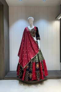 Chaniya Choli, designer de teintes arc-en-ciel pour la saison des fêtes, agrémenté d'un travail complexe - Product Image 4