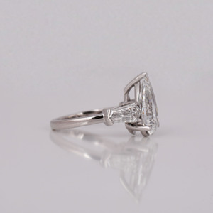 Anillo de compromiso de tres piedras de diamante cultivado en laboratorio de corte de pera personalizado con diamante de corte teper anillo de regalo de aniversario de oro sólido de 10KT - Product Image 6