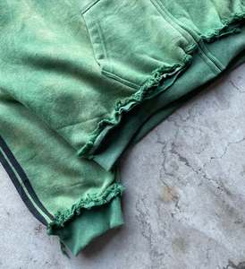 ชุดวอร์มผู้ชายไซส์ใหญ่ สไตล์สตรีทแวร์ ผ้าฟอกสีแบบ Acid Wash พิมพ์ลาย ย้อมสีแบบ Garment Dyed ทรงหลวม มีฮู้ดคู่ ซิปหน้า - Product Image 5