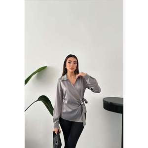 Blusa de Satén Gris para Mujer, Marca Elisa Fashion, con Detalle de Botones - Product Image 2