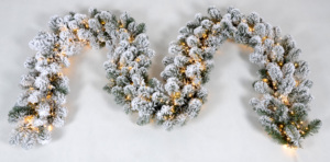 Collection de guirlandes de Noël – Guirlandes artificielles décorées, enneigées et naturelles avec des pommes de pin, des ornements et des lumières LED - Product Image 2