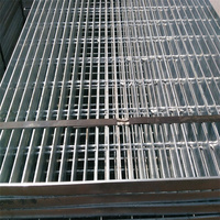 Escalier en acier galvanisé au design moderne, marches antidérapantes, escalier industriel soudé, plateforme d'escalade métallique extérieure