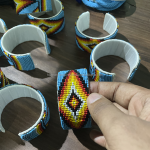 Exquisita Pulsera de Resina Clásica Hecha a Mano, Entrega Rápida, Brazalete de la Mejor Calidad con Diseño Único - Product Image 4