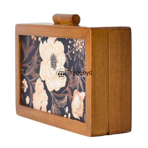 Bolso de Mano de Madera Esculpida con Cadenas de Perlas y Flores para Mujer, Forro de Terciopelo de Primera Calidad, Cierre Magnético, Hecho a Mano - Product Image 3