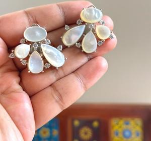 Boucles d'oreilles tendance en laiton plaqué argent de qualité supérieure avec pierres CZ, idéales pour les mariages et les soirées, pour femmes - Product Image 3