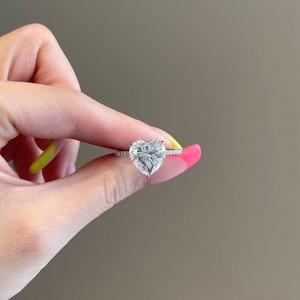 Anillo de moissanita en forma de corazón Anillo de compromiso de Halo oculto de 1,35 quilates Anillo de diamante de corazón de estilo vintage - Product Image 2
