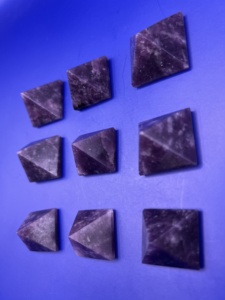 Vente en gros de pyramide de lépidolite polie, pierre d'énergie naturelle en cristal de guérison pour la méditation Reiki, pierre précieuse Feng Shui pour la décoration intérieure - Product Image 6