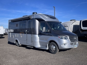 Camping-car d'occasion en excellent état, modèle Re-g-e-n-cys Rv Ultra Bro-ugh-am 25UL, 4-6 passagers, EURO 5, une chambre, vente en gros, meilleures ventes - Product Image 4
