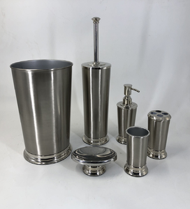 Élégant ensemble de salle de bain en nickel brossé sept pièces Design intemporel avec base à gradins classique Construction en métal - Product Image 1