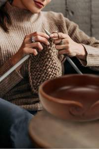 Cuenco grande de hilo de madera hecho a mano de 8 pulgadas, soporte dispensador de almacenamiento multifuncional para tejer bolas de ganchillo, pasteles, costura - Product Image 6