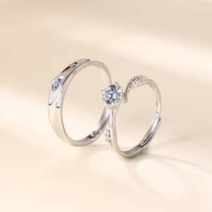 Bague de mariage réglable en argent sterling avec zircon taillé rond Jeulia Twist - Product Image 3