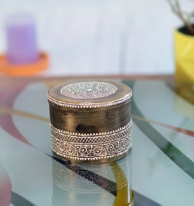 Caja de joyería ovalada dorada, portaobjetos tallado con motivos florales, elegante estuche de metal vintage con diseño de rosas, caja de almacenamiento de lujo para coleccionables. - Product Image 5