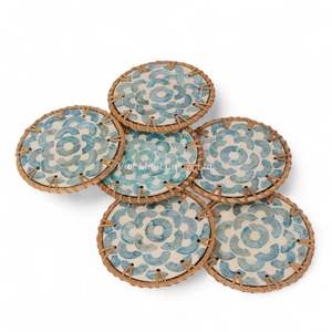 แผ่นรองแก้วทำมือจากเปลือกหอยมุก ขอบหวายธรรมชาติ สำหรับเสิร์ฟชา กาแฟ และตกแต่งโต๊ะภายใน - Product Image 1