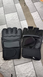 ถุงมือเทควันโดแบบดั้งเดิมของ ZARSAH EXPORTS ได้รับการรับรองสำหรับการแข่งขัน ระบายอากาศได้ดี ผลิตจากหนังคุณภาพระดับมืออาชีพ ป้องกันการลื่น อุปกรณ์ศิลปะการต่อสู้ - Product Image 3