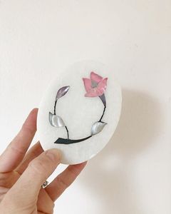 Dessous de verre en laiton incrusté de fleurs en marbre Ensemble de sous-verres de boissons fabriqués à la main Fournisseur de vaisselle décorative - Product Image 3