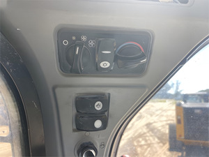 รถตักล้อยาง 272D ปี 2015 ได้รับการรับรองมาตรฐาน EPA CE ISO ใช้เครื่องยนต์ดีเซล ระบบควบคุมไฮดรอลิกเต็มรูปแบบ ปั๊มเกียร์ 76 กิโลวัตต์ - Product Image 6