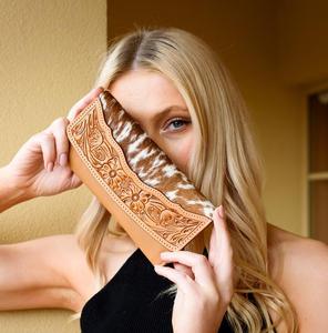 Pochette en cuir artisanal bohème vintage jaune pour femme avec imprimés animaliers, travail manuel, fermeture magnétique RFID, usage quotidien - Product Image 4