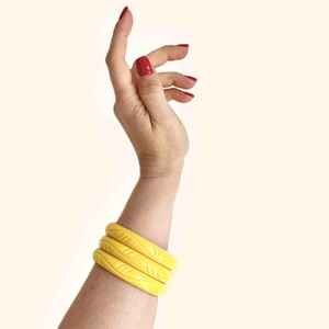 Bracelet jonc en résine fait main pour femmes pour Bracelet multicolore de taille personnalisée fabriqué par HUMAYUN WORLD CRAFTS - Product Image 1