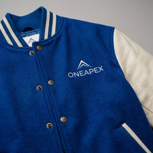 Veste de baseball premium bleu roi en laine avec manches en cuir, col et poignets en tricot côtelé, fermeture à boutons-pression, logo personnalisé, streetwear pour homme - Product Image 4