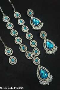 Joyería india tradicional y de moda chapado en oro y collar largo con pendiente y conjunto de collar combinado Maagtika para mujer - Product Image 2