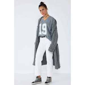 Camiseta con Cuello en V y Estampado - Product Image 1