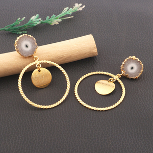 Nouvelle collection de boucles d'oreilles en quartz solaire blanc naturel de style géométrique en laiton plaqué or cerceau torsadé suspendu avec boucle d'oreille à disque rond - Product Image 3
