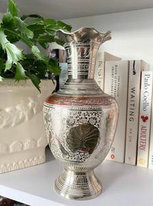 Vase en métal argenté de style traditionnel, adapté à la décoration intérieure, aux étagères et aux cadeaux pour occasions spéciales, vente en gros en provenance d'Inde - Product Image 5