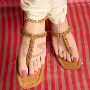 รองเท้าแฟชั่นคุณภาพสูงสำหรับผู้หญิง แบบขายส่ง หนังกำมะหยี่ Kolhapuri กันลื่น พื้นรองเท้าหนังแท้ - Product Image 2