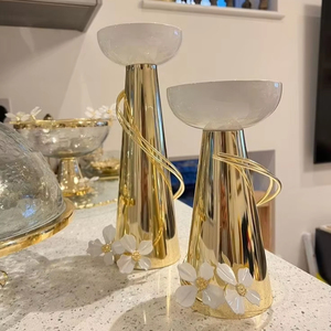 Candelabro de metal de primera calidad estilo farol adecuado para cenas románticas patios al aire libre e interiores acogedores de noche - Product Image 1