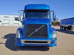 Camion tracteur Volvo VNL64T730 2015 - Conventional - Sleeper Truck, Euro 4, Transmission Automatique, Véhicule Logistique Haute Capacité - Product Image 2