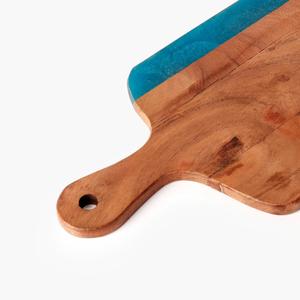 Tabla de cortar de madera de resina epoxi pulida hecha a mano, tabla de cortar decorativa para el hogar tallada con estilo de amor único - Product Image 4