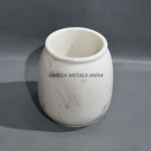 Vase cylindrique en métal blanc New Look avec finition en marbre lisse pour une décoration intérieure élégante et des arrangements floraux élégants - Product Image 4