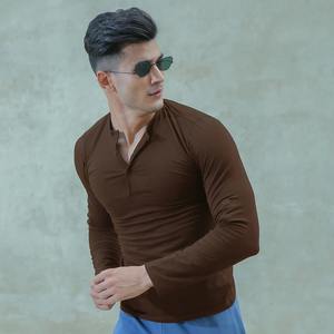 T-shirt de sport pour homme, haut d'entraînement actif pour la salle de sport, en polyester extensible de qualité supérieure, avec logo personnalisé - Product Image 1