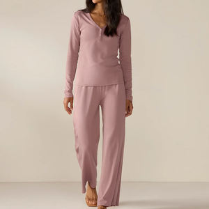 Completo <span class=keywords><strong>da</strong></span> <span class=keywords><strong>Notte</strong></span> <span class=keywords><strong>da</strong></span> Donna a Maniche Lunghe in Cotone Pima, Set Camicia Henley e Pantaloni, Pigiama in Jersey Organico - Product Image 2