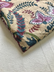 Tela de Algodón Estampada a Mano con Diseño Floral de Vid Multicolor Inspirado en la Mughal sobre Base Beige - Product Image 5