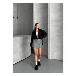 Trench corto doppiopetto da donna con dettaglio cintura elegante - Product Image 4